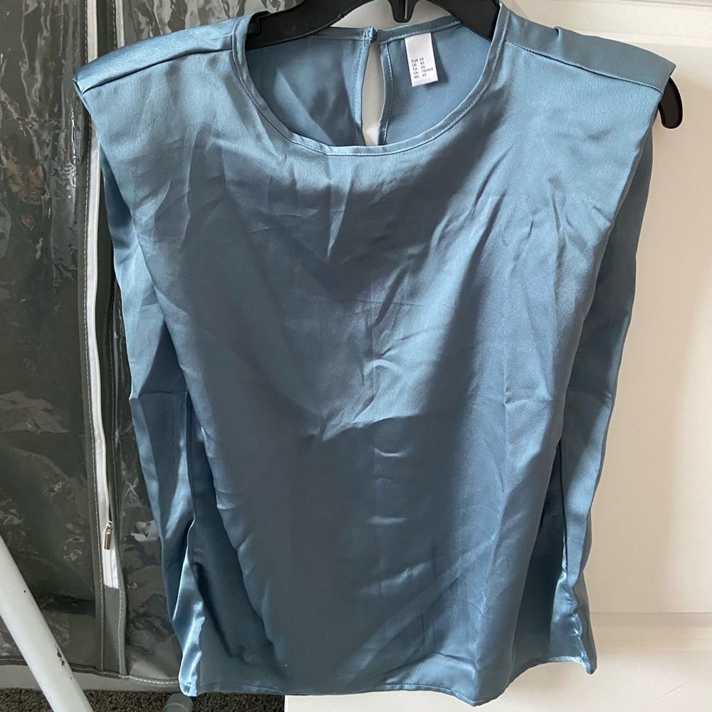 Puff Shoulder Top - Picture 6 of 6